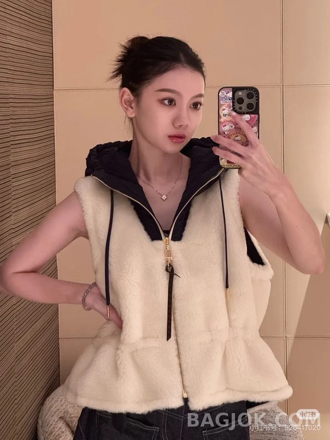 루이비통 루이비통 로고 플리스 후드 베스트 상세 이미지