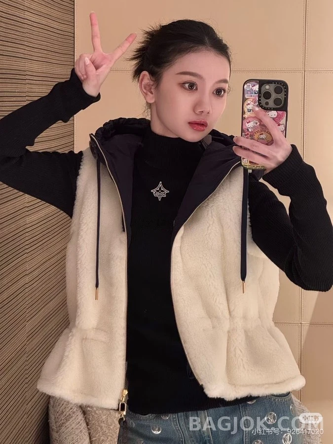 루이비통 루이비통 로고 플리스 후드 베스트 상세 이미지