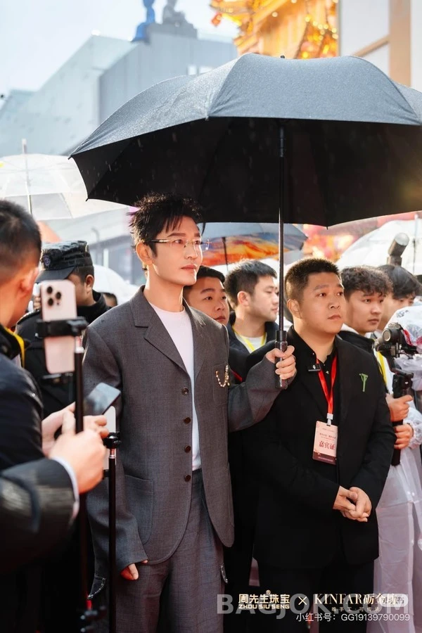 루이비통 루이비통 로고 하드웨어 플레어 팬츠 상세 이미지