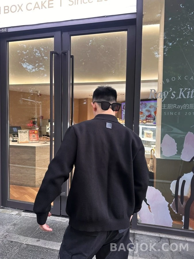 루이비통 루이비통 모노그램 가죽 디테일 니트 셔츠 상세 이미지