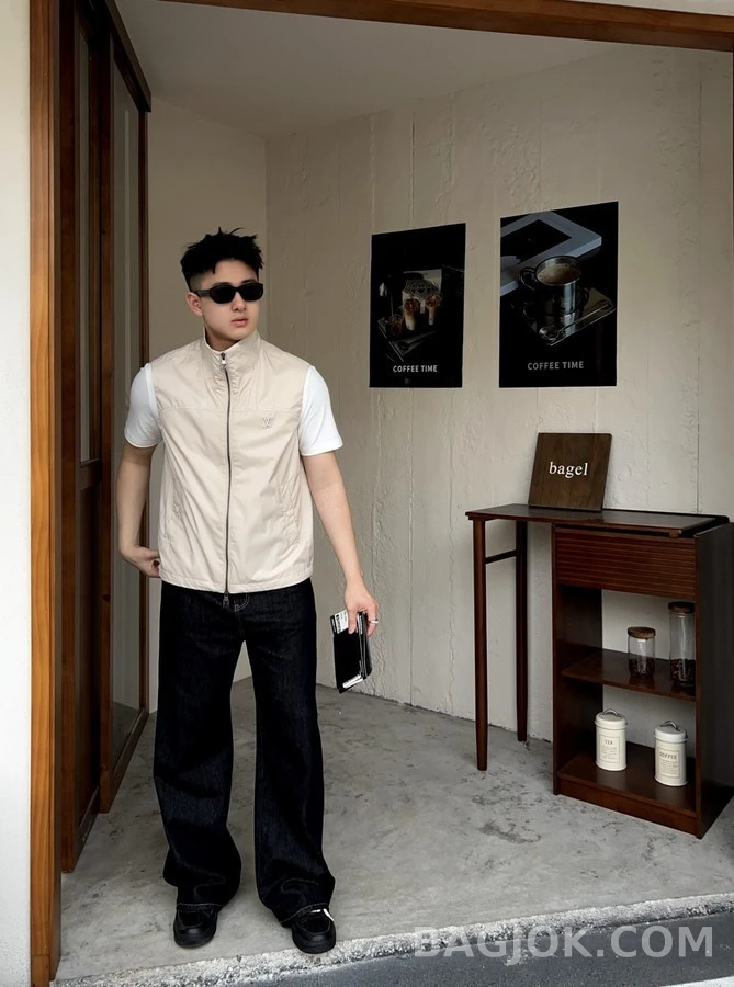 루이비통 루이비통 모노그램 엠보싱 슬리브리스 상세 이미지
