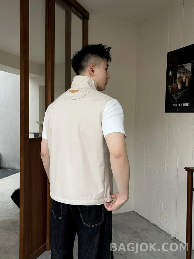 루이비통 루이비통 모노그램 엠보싱 슬리브리스 상세 이미지