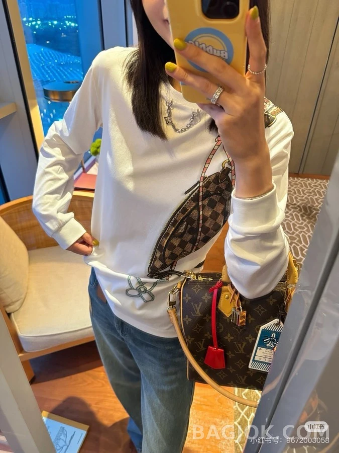 루이비통 루이비통 모노그램 웨이스트백 프린트 긴팔 티셔츠 상세 이미지