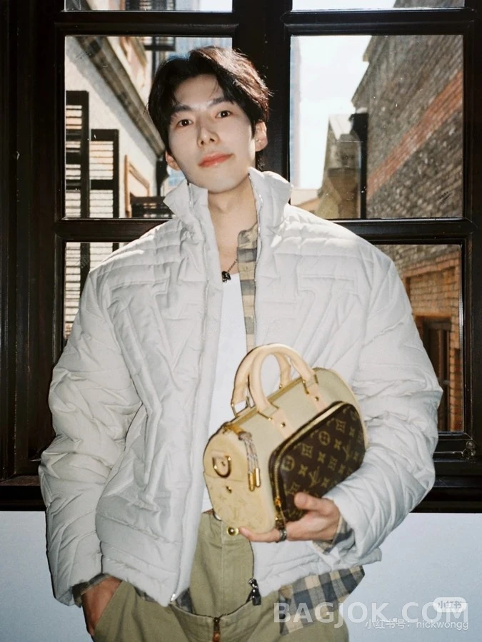 루이비통 루이비통 모노그램 자수 패딩 자켓 상세 이미지