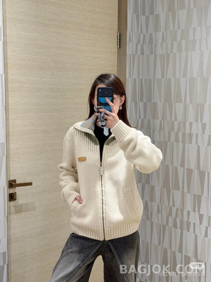 루이비통 루이비통 배색 카라 등판 엠보싱 레터링 진주 지퍼 자켓 상세 이미지