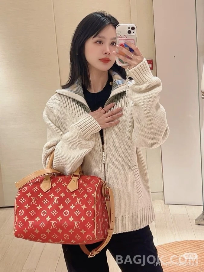 루이비통 루이비통 배색 카라 등판 엠보싱 레터링 진주 지퍼 자켓 상세 이미지