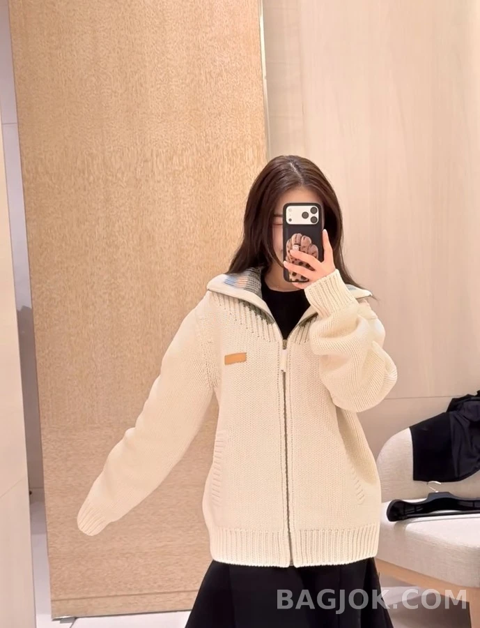 루이비통 루이비통 배색 카라 등판 엠보싱 레터링 진주 지퍼 자켓 상세 이미지