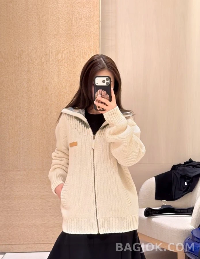 루이비통 루이비통 배색 카라 등판 엠보싱 레터링 진주 지퍼 자켓 상세 이미지
