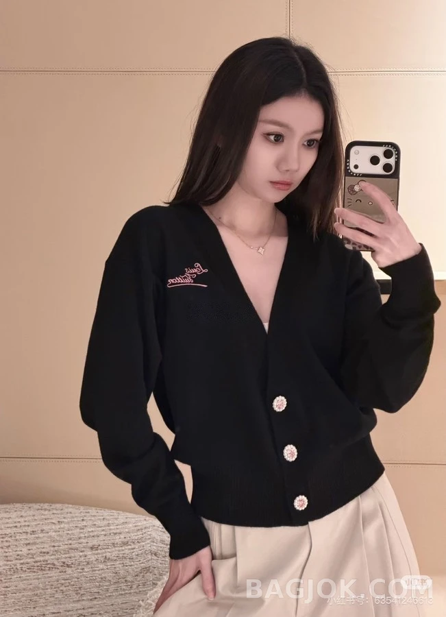 루이비통 루이비통 버튼 레터링 V넥 가디건 상세 이미지