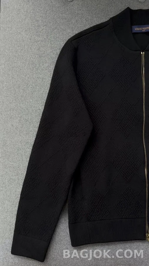 루이비통 루이비통 부드럽고 도톰한 양모 혼방 입체 벨티드 니트 재킷 상세 이미지