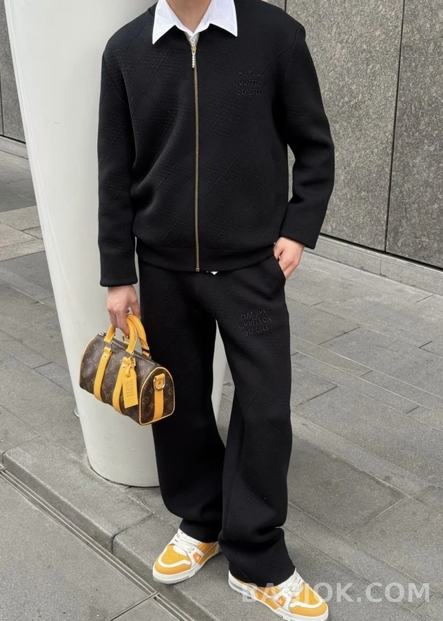 루이비통 루이비통 부드럽고 도톰한 양모 혼방 입체 벨티드 니트 재킷 상세 이미지