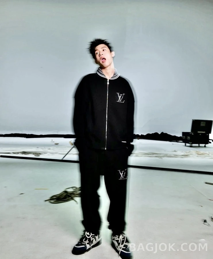 루이비통 루이비통 자수 로고 사이드 스트라이프 팬츠 상세 이미지