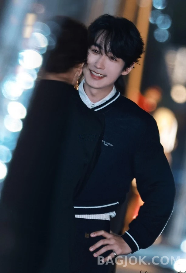 루이비통 루이비통 자수 V넥 스웨터 상세 이미지