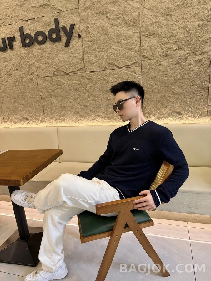 루이비통 루이비통 자수 V넥 스웨터 상세 이미지