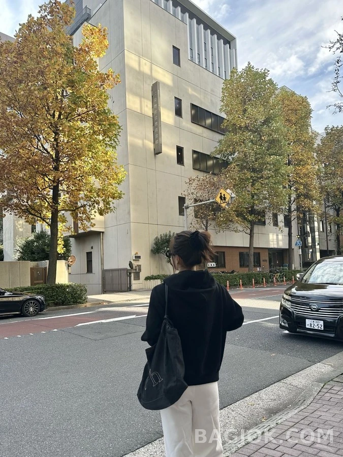 루이비통 루이비통 진주 드로스트링 로고 자수 후드 가디건 상세 이미지