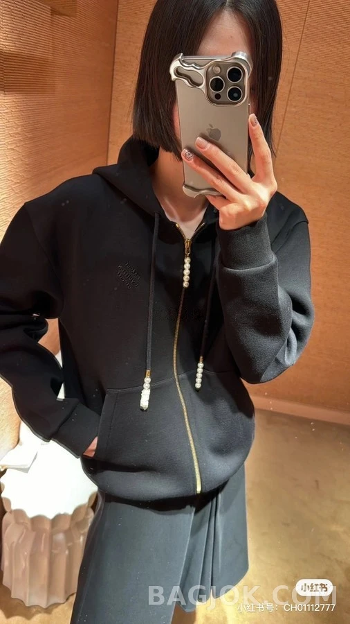 루이비통 루이비통 진주 드로스트링 로고 자수 후드 가디건 상세 이미지