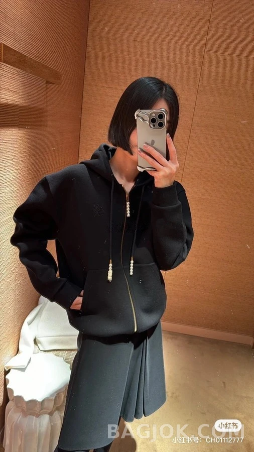 루이비통 루이비통 진주 드로스트링 로고 자수 후드 가디건 상세 이미지