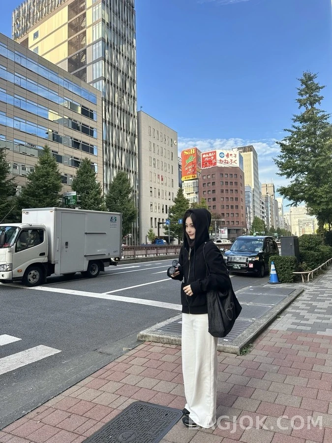 루이비통 루이비통 진주 드로스트링 로고 자수 후드 가디건 상세 이미지