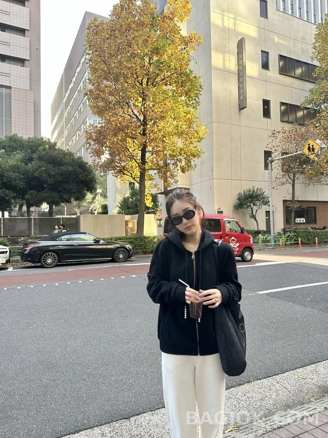 루이비통 루이비통 진주 드로스트링 로고 자수 후드 가디건 상세 이미지