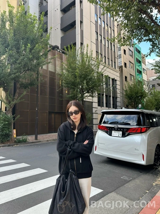 루이비통 루이비통 진주 드로스트링 로고 자수 후드 가디건 상세 이미지