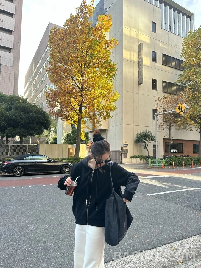 루이비통 루이비통 진주 드로스트링 로고 자수 후드 가디건 상세 이미지