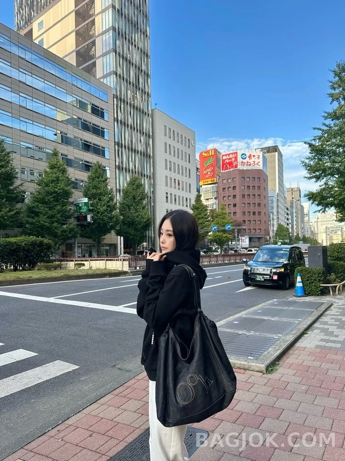 루이비통 루이비통 진주 드로스트링 로고 자수 후드 가디건 상세 이미지