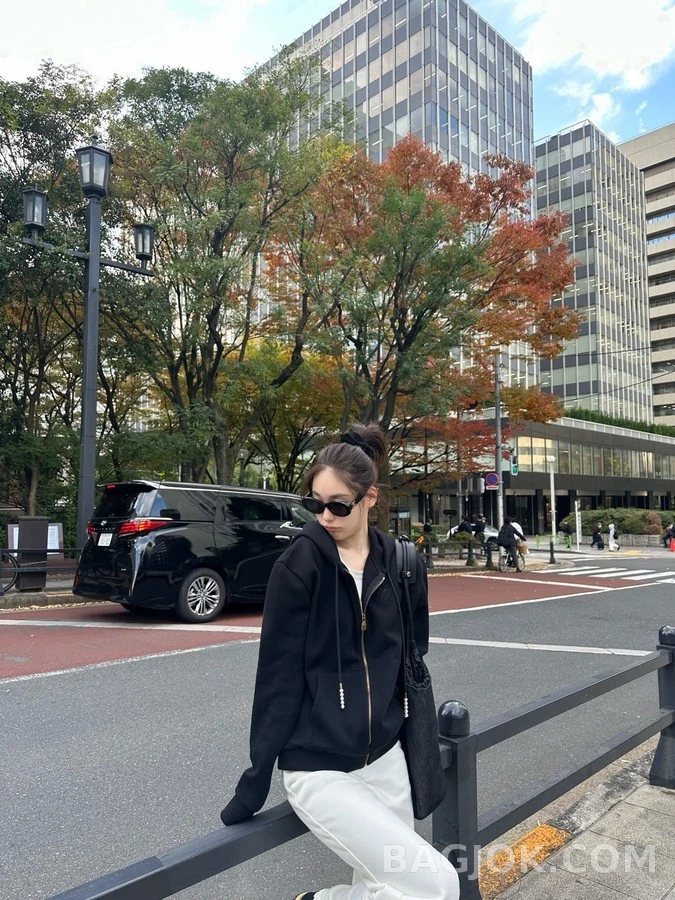 루이비통 루이비통 진주 드로스트링 로고 자수 후드 가디건 상세 이미지