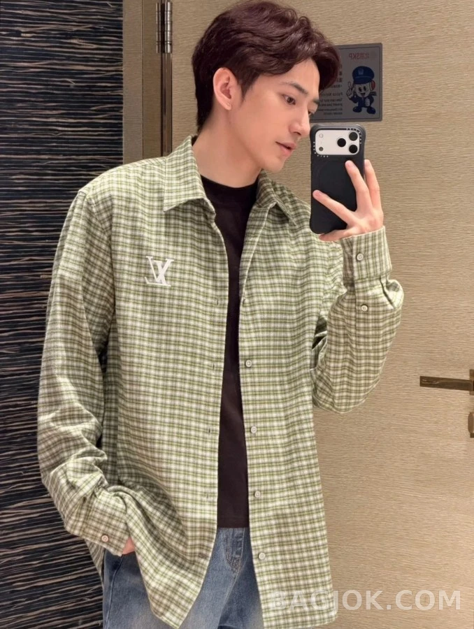 루이비통 루이비통 플래드 로고 긴팔 티셔츠 상세 이미지