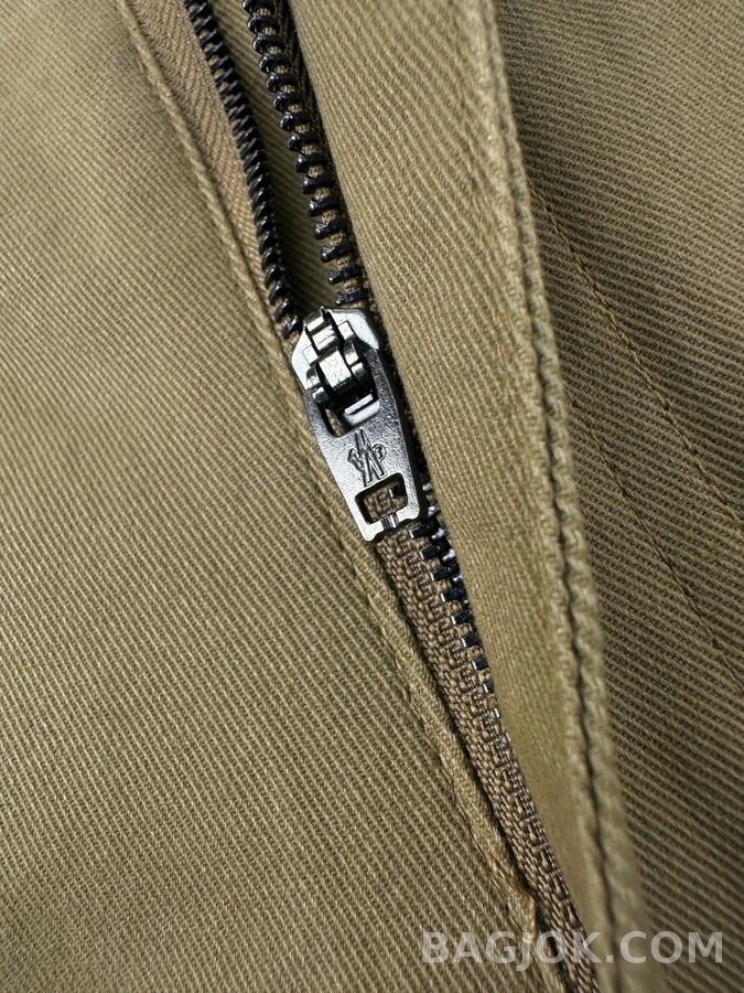 몽클레어 몽클레어 로고 지퍼 포켓 스트레이트 팬츠 상세 이미지