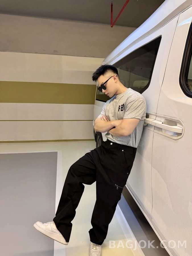 몽클레어 몽클레어 로고 지퍼 포켓 팬츠 상세 이미지
