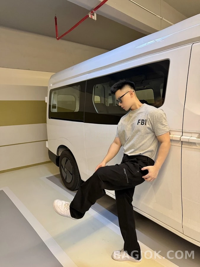 몽클레어 몽클레어 로고 지퍼 포켓 팬츠 상세 이미지