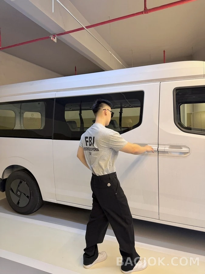 몽클레어 몽클레어 로고 지퍼 포켓 팬츠 상세 이미지