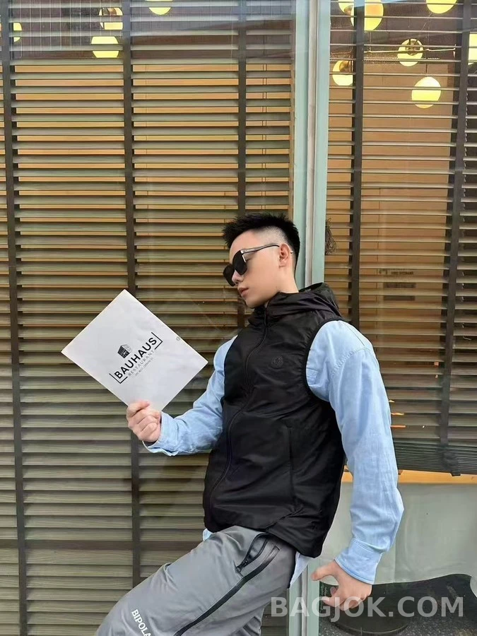 몽클레어 몽클레어 후드 반사 프린트 베스트 상세 이미지