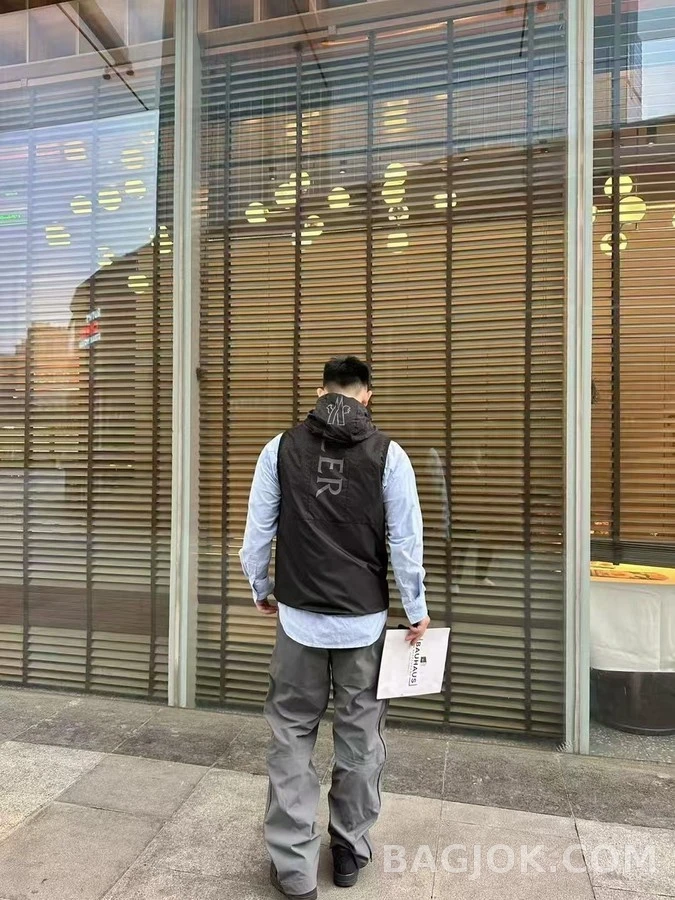 몽클레어 몽클레어 후드 반사 프린트 베스트 상세 이미지