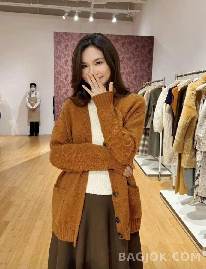 로로피아나 로로피아나 플라워 자수 브이넥 가디건 상세 이미지