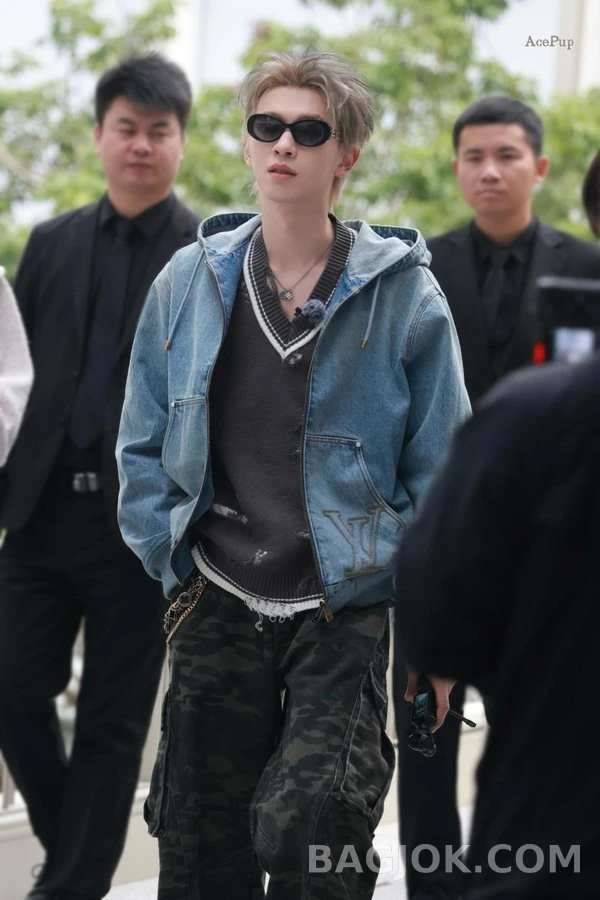 루이비통 루이비통 로고 워싱 데님 후드 집업 상세 이미지