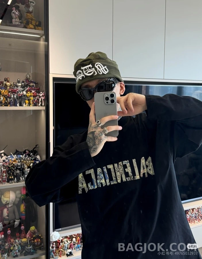 발렌시아가 발렌시아가 디지털 그래피티 로고 긴팔 티셔츠 상세 이미지