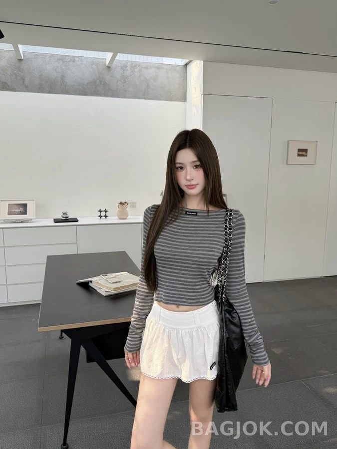 미우미우 미우미우 로고 스트라이프 보트넥 긴팔 티셔츠 상세 이미지