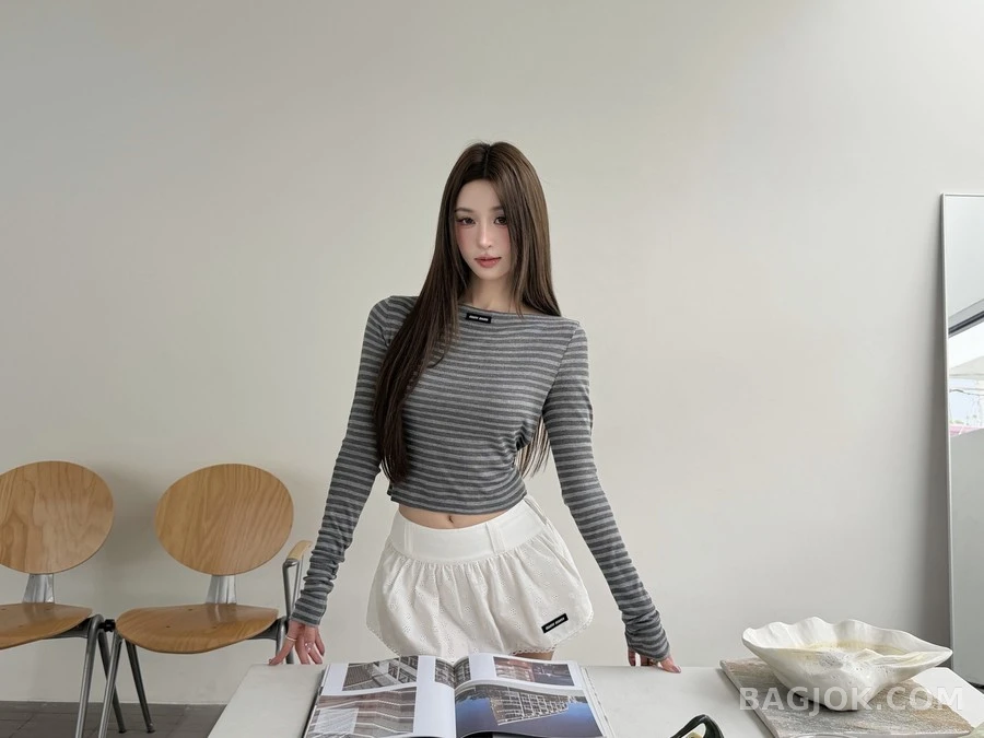 미우미우 미우미우 로고 스트라이프 보트넥 긴팔 티셔츠 상세 이미지