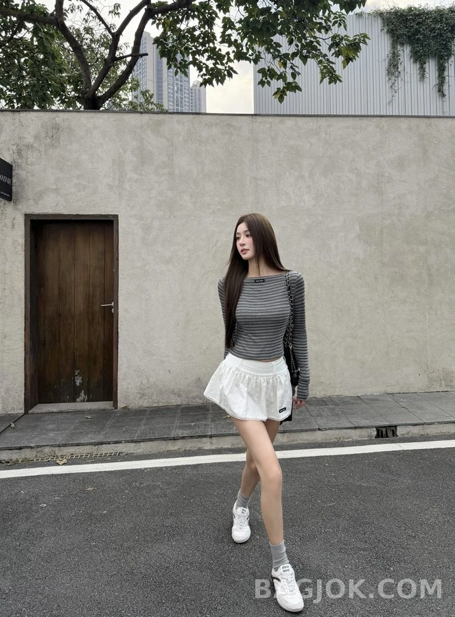 미우미우 미우미우 로고 스트라이프 보트넥 긴팔 티셔츠 상세 이미지