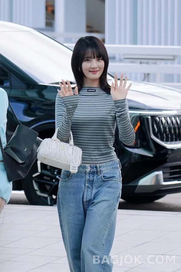 미우미우 미우미우 로고 스트라이프 보트넥 긴팔 티셔츠 상세 이미지