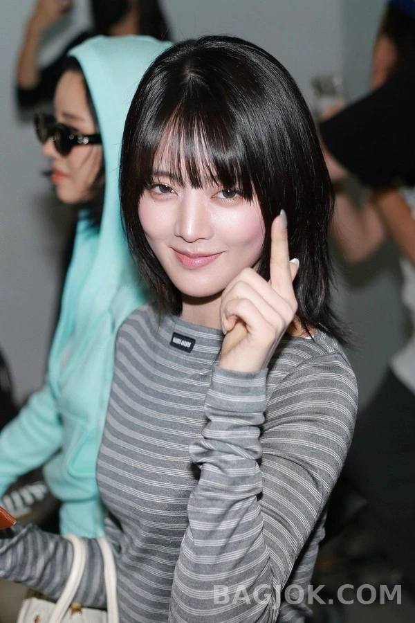 미우미우 미우미우 로고 스트라이프 보트넥 긴팔 티셔츠 상세 이미지