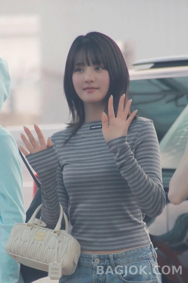 미우미우 미우미우 로고 스트라이프 보트넥 긴팔 티셔츠 상세 이미지