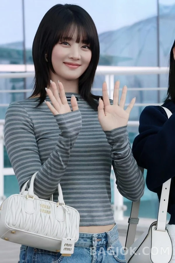 미우미우 미우미우 로고 스트라이프 보트넥 긴팔 티셔츠 상세 이미지