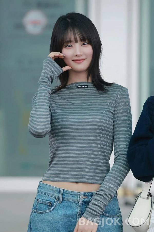 미우미우 미우미우 로고 스트라이프 보트넥 긴팔 티셔츠 상세 이미지