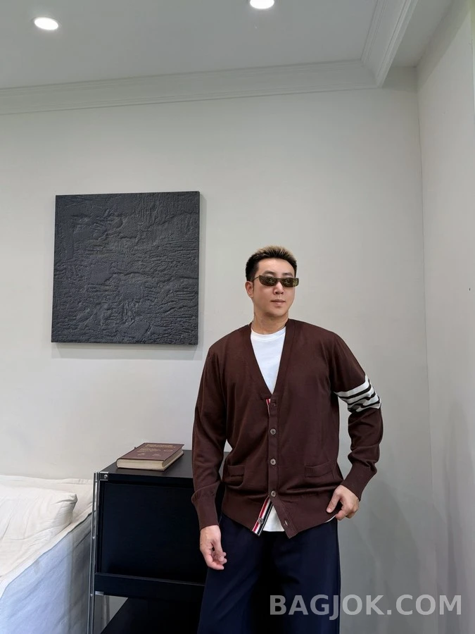 톰브라운 톰브라운 스트라이프 메리노 울 가디건 상세 이미지