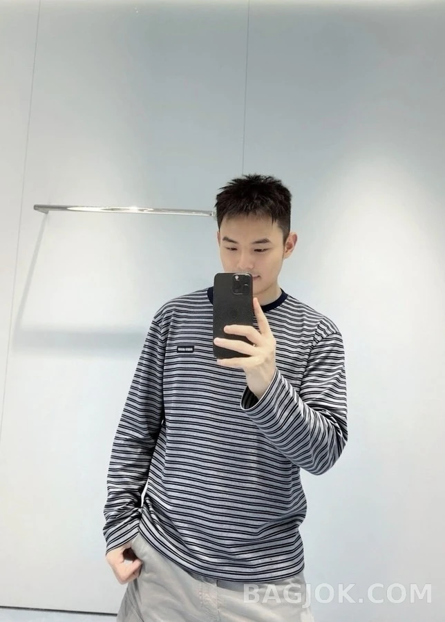 미우미우 미우미우 스트라이프 로고 패치 긴팔 티셔츠 상세 이미지