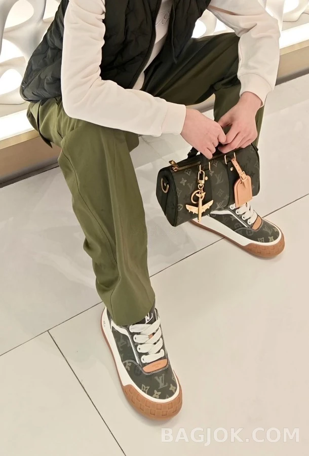 루이비통 루이비통 모노그램 두꺼운 아웃솔 스니커즈 상세 이미지