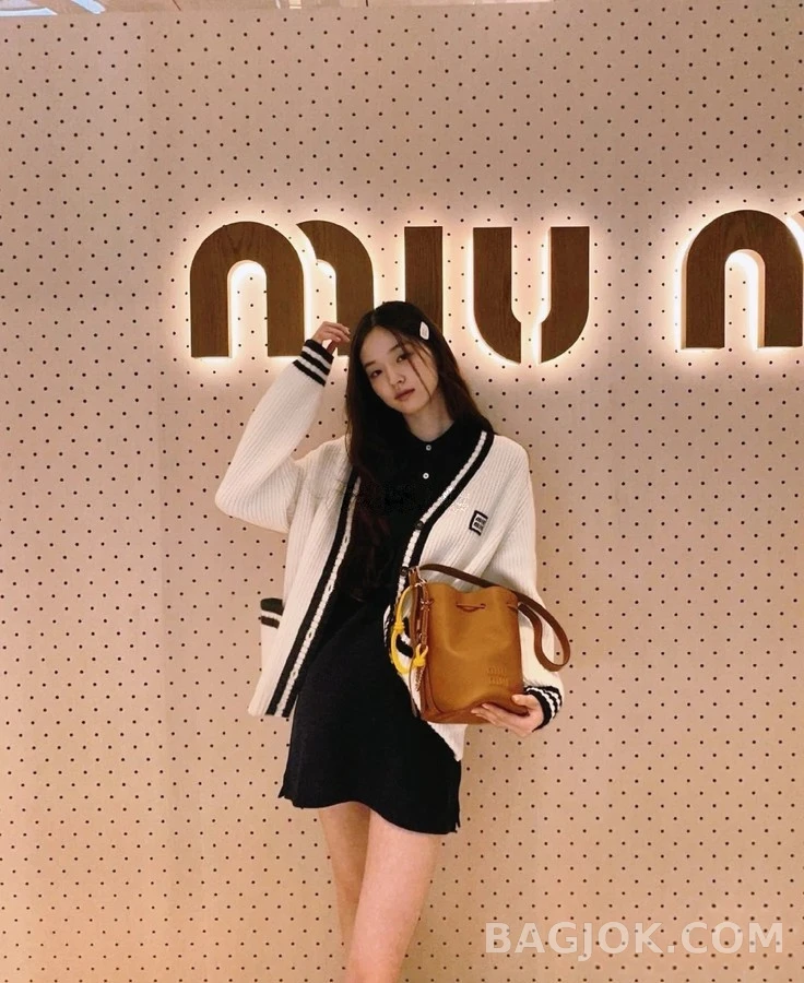 미우미우 미우미우 로고 배색 가디건 상세 이미지