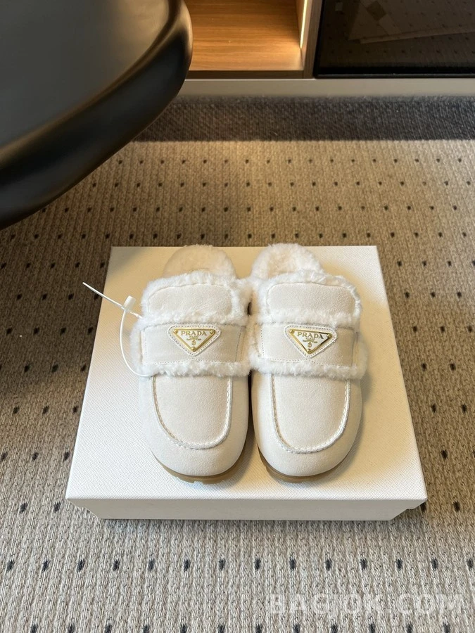 프라다 프라다 삼각 로고 양털 로퍼 뮬 상세 이미지